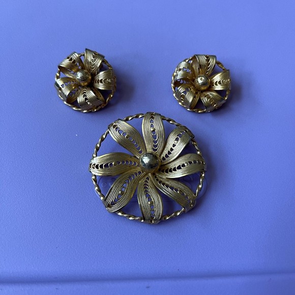 Vintage Kramer gold tone matching brooch and clip on earrings - Picture 1 of 7